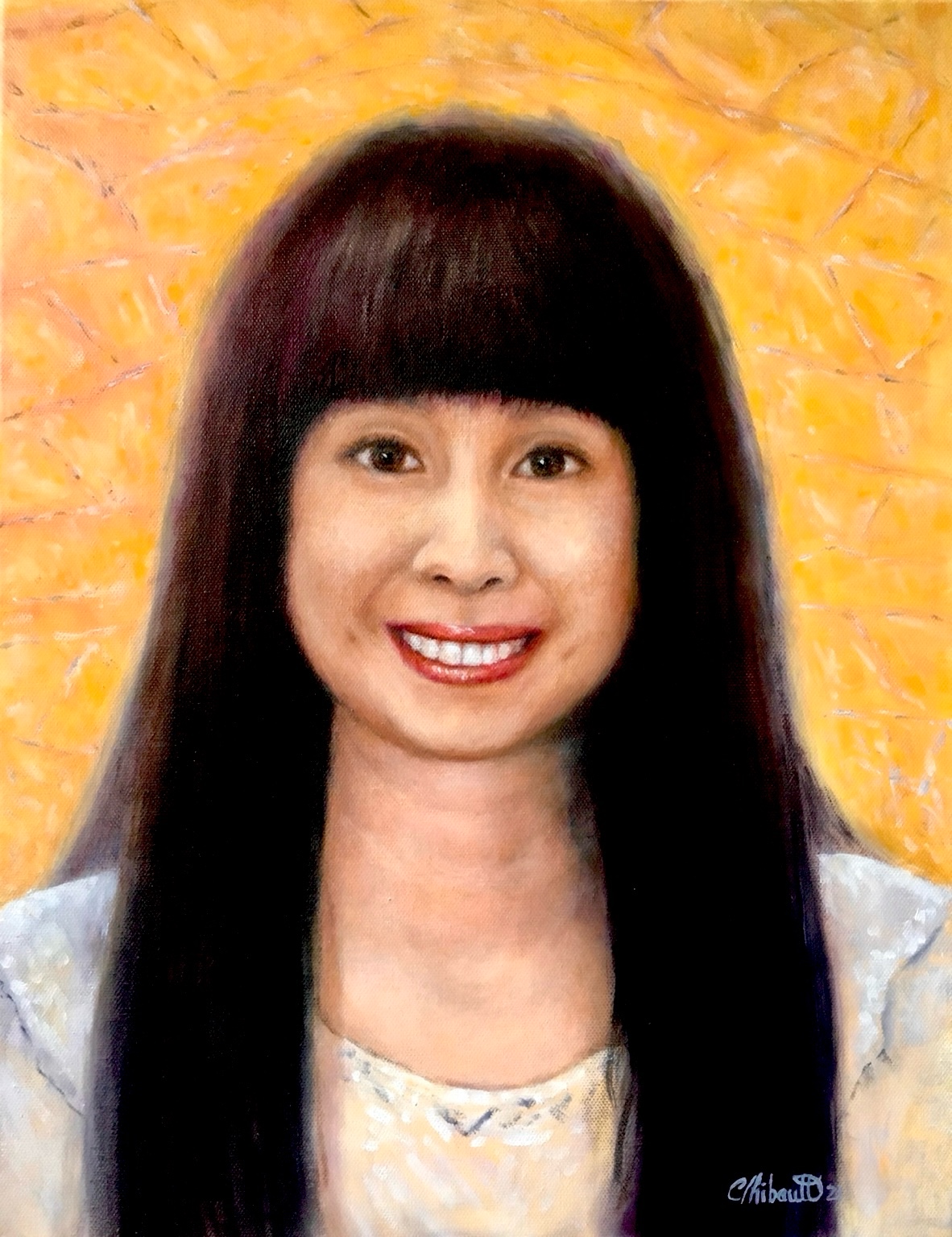Portrait à l’huile d’une femme souriante aux longs cheveux noirs et à la frange droite, sur un fond jaune orangé lumineux.