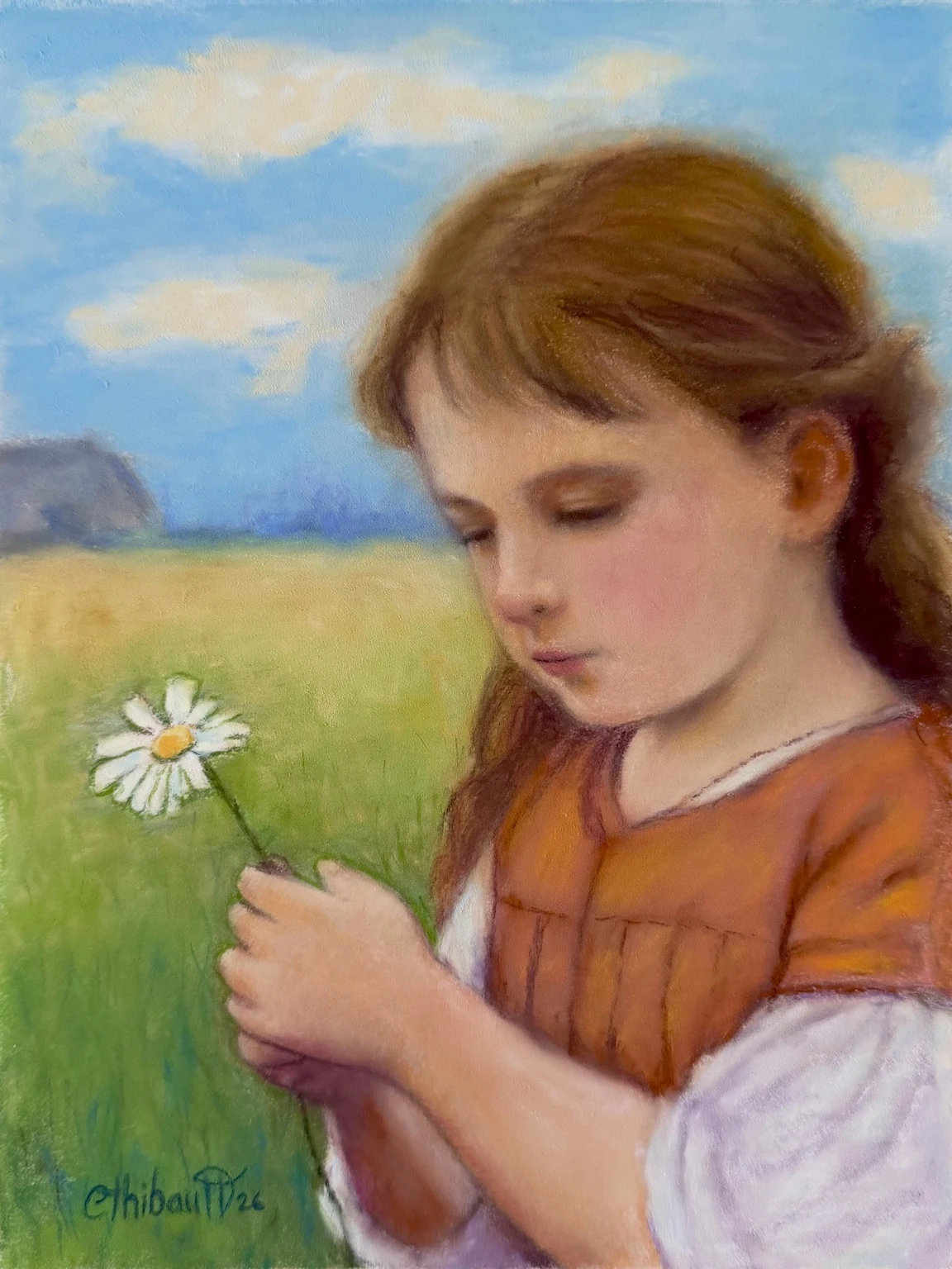 Portrait au pastel d’une fillette aux cheveux châtains, vêtue d’une robe orangée sur une blouse blanche, contemplant une marguerite qu’elle tient entre ses mains dans un champ verdoyant sous un ciel bleu.