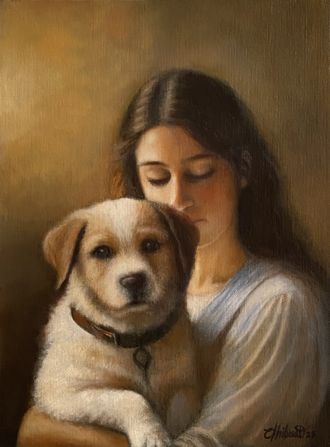 Peinture à l’huile d’une jeune femme aux longs cheveux bruns tenant contre elle un chiot beige et blanc, qui regarde vers l’avant, dans une lumière chaude et tamisée.